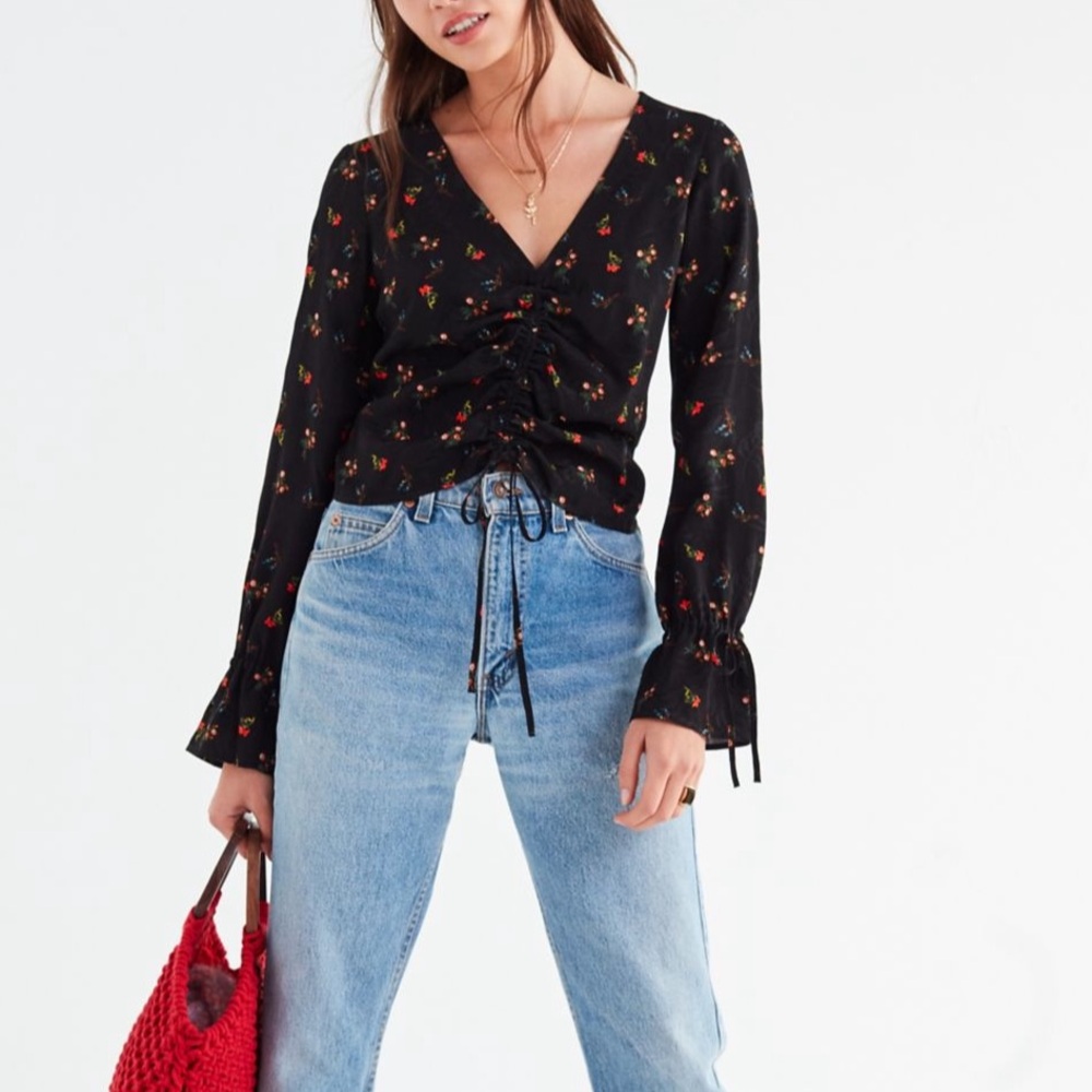 🌹 Urban Outfitters Deep V Cinched Ruffle Top - Picture 4 of 6